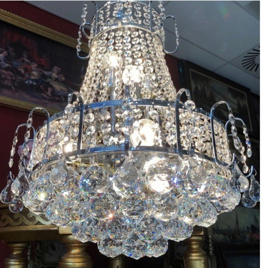 Très beau lustre en cristal / lustre de poche argenté avec des sphères swarovski. Etat : en très bon état, cristal