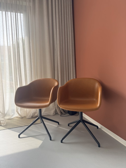 2x Muuto Fiber lederen eetkamerstoel met arm. Swivel (automatic return) onderstel