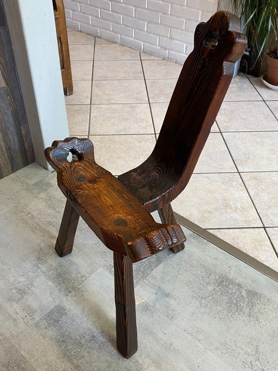 Image 1 of antieke brutalistische driepootstoel n2 gesneden massief hout