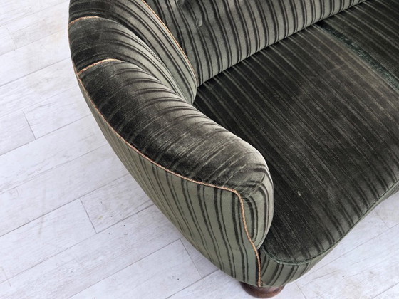 Dänisches 2-Sitzer-Gebogenes Sofa aus den 1960er Jahren, Bezug aus Velours, Eichenholz. – 2 Sitzer Sofas (photo 4 of 17)