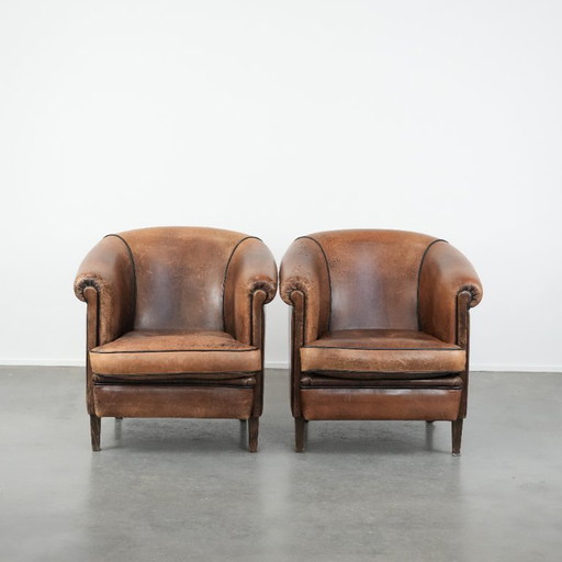 2 x Vintage schapenleren clubfauteuil met een mooi patina