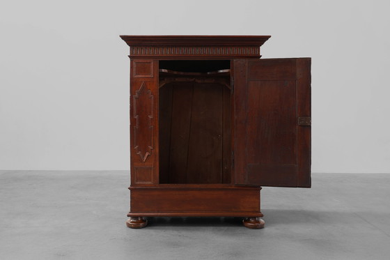 Image 1 of Armadio antico francese in quercia intagliato a mano del XVI secolo