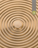 Un singe audacieux hypnotise une table basse ronde dorée