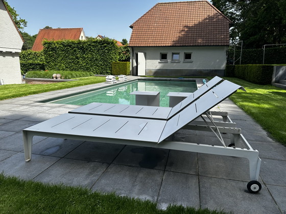 Image 1 of Exklusive Gartenmöbel Tribú Mirthe 2 Sonnenliegen mit 2 Beistelltischen und 2 Kissen