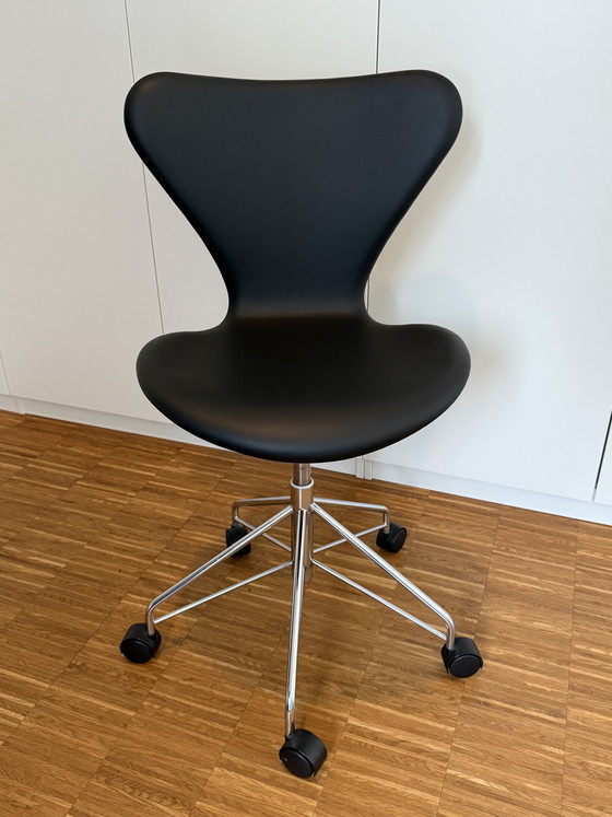 Image 1 of Arne Jacobsen / Fritz Hansen 3107/3117 bureaustoel - uitstekende staat, nieuw zwart leer