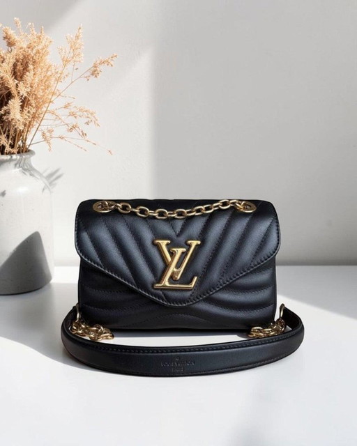 LOUIS VUITTON NEW WAVE CHAIN ​​TAS - ZWART GEWATTEERD KALFSLEER MET VEROUDERDE GOUDEN BESLAG