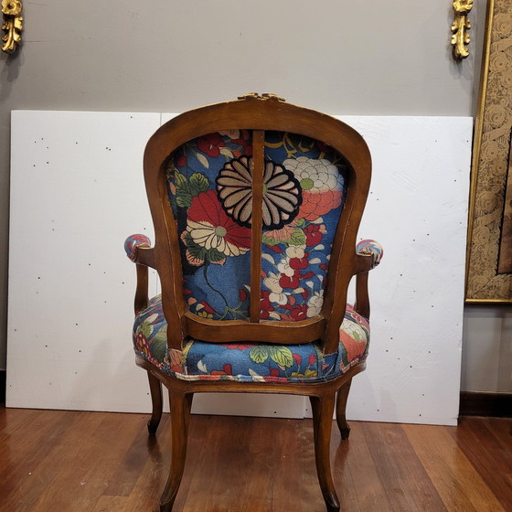 Image 1 of Sillón en Madera de Nogal Tallada, Tapizado Pierre Frey, Estilo Luis XV, pp. s. XX – Francia