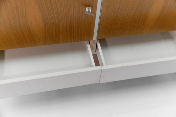Image 1 of Credenza moderna marrone e bianca di metà secolo, anni '60