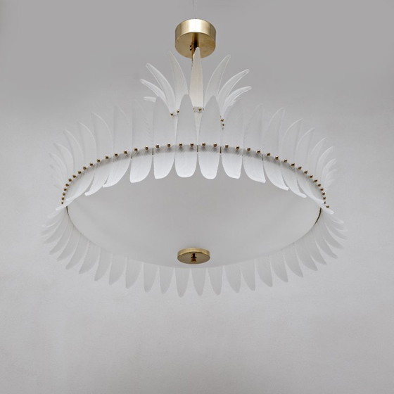 Image 1 of Lustre Art déco en verre de Murano italien, orné de plumes et de détails en laiton.