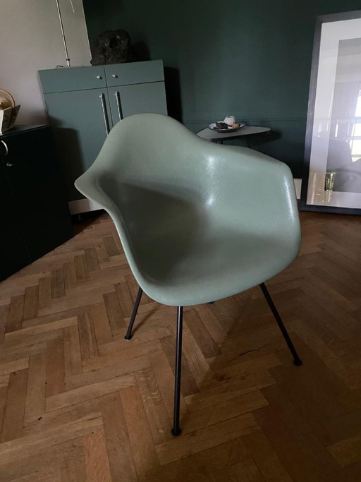 Chaise Vitra Eames en fibre de verre – fauteuils, Metal, Fiberglass