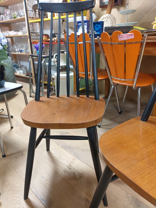 Magnifique table de salle à manger au design finlandais avec chaises et