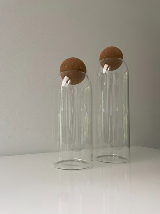 Image 1 of Juego de 2 tarros de cristal para almacenamiento con tapas abovedadas de corcho.
