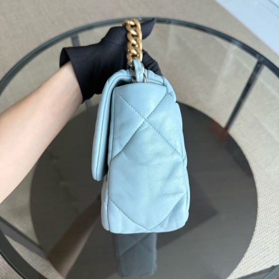 Image 1 of Chanel 19 Tas Klein - Gewatteerd geitenleer Lichtblauw Tweekleurige gouden hardware Microchip