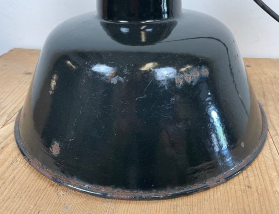 Image 1 of Lámpara industrial de fábrica de esmalte negro con tapa de hierro fundido, década de 1950