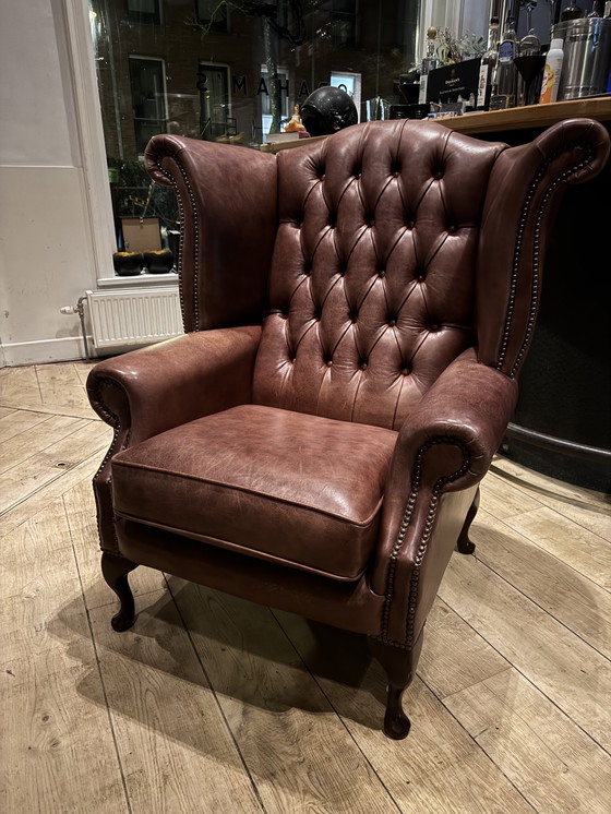 Image 1 of Chesterfield Queen Anne Sessel mit hoher Rückenlehne, extra breiter antiker Sessel aus herbstbraunem Leder