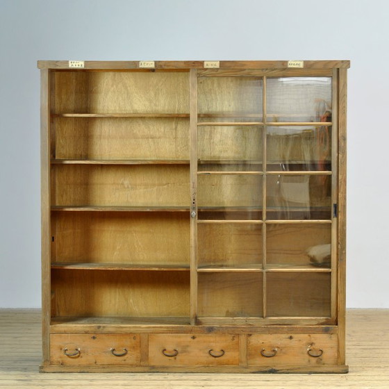 Japanese display cabinet, circa 1950 – Glass, Metal (photo 4 of 16)