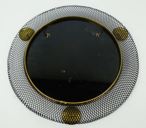 Image 1 of Franse wandspiegel uit de jaren 50 (mid-century stijl) met draadgaasframe en messing accenten.