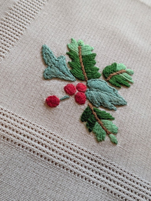 Petite nappe de Noël vintage – blanche avec broderie de gui vert et rouge, 100 % coton, 30 x 40 cm