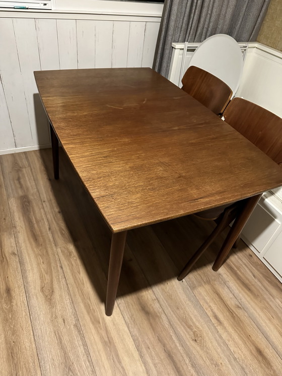 Image 1 of 4 Esszimmerstühle von Hovmand Olsen mit passendem Esstisch im dänischen Design