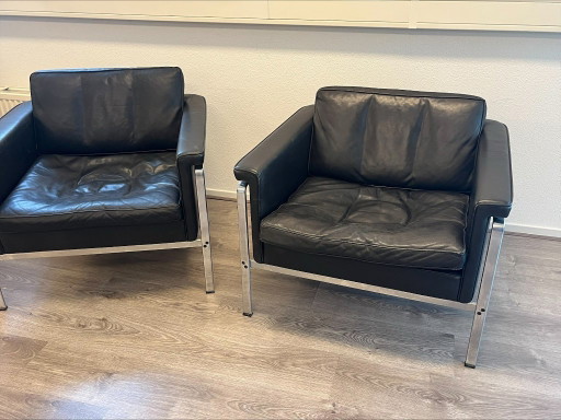 2 Alfred Kill Int Lounge Chair By HB zwart leren stoelen