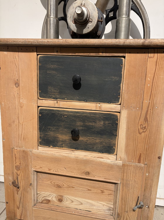 Image 1 of Raro macinacaffè di grandi dimensioni con grande ruota in ferro e base in pino; i cassetti sono di epoca successiva.