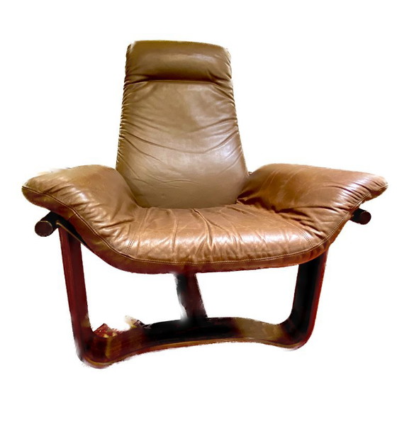 Vintage Manta loungestoel van leer en hout, ontworpen door Ingmar Relling voor Westnofa. (photo 6 of 11)