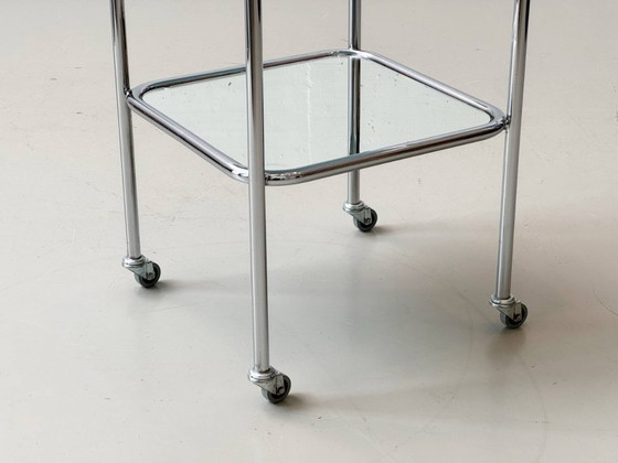 Image 1 of Tavolino Bauhaus in tubolare d'acciaio e vetro, su rotelle, anni '70.