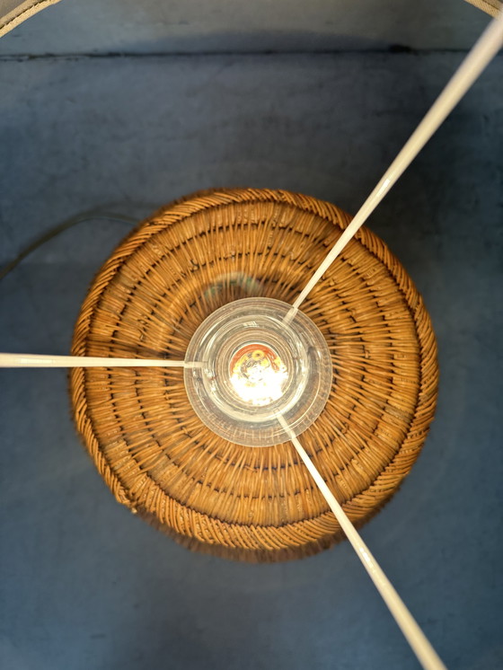 Image 1 of Lampe de table vintage - vieux pichet en rotin
