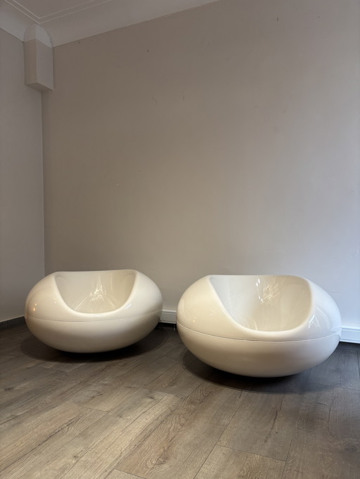 Conjunto de dos sillones Pastil en blanco – Iconos del diseño de Eero Aarnio (1967)
