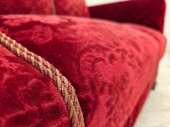 Image 1 of Deense driezitsbank uit de jaren 50, bekleed met velours en eikenhout.