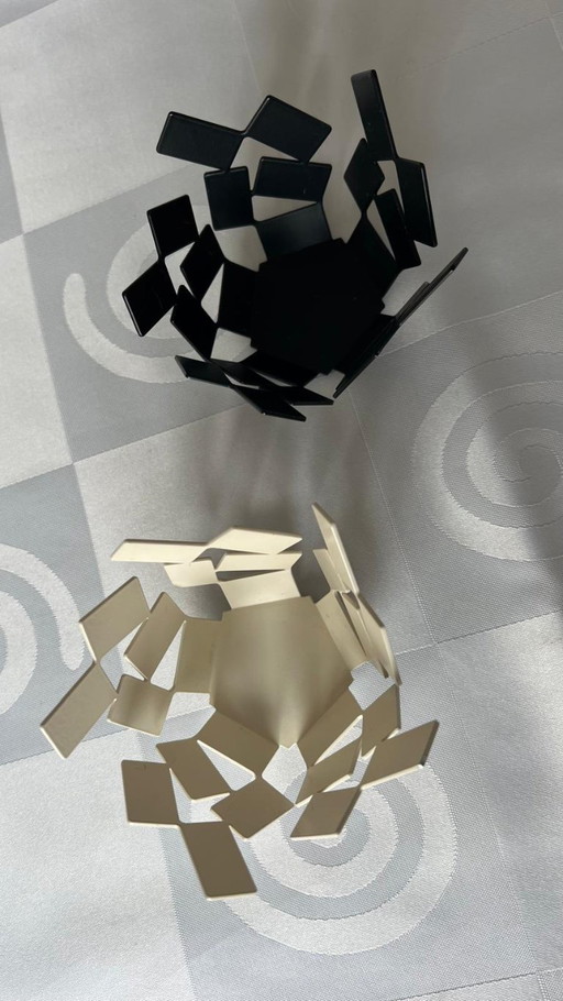 Petits bols Alessi : 1 blanc, 1 noir