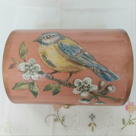 Image 1 of Portagioie in legno con pettirosso dipinto a mano, stile cottagecore vintage anticato.