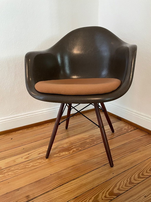 Set di 6 poltrone Eames Fiberglass Armchair Miller marrone scuro, struttura Vitra