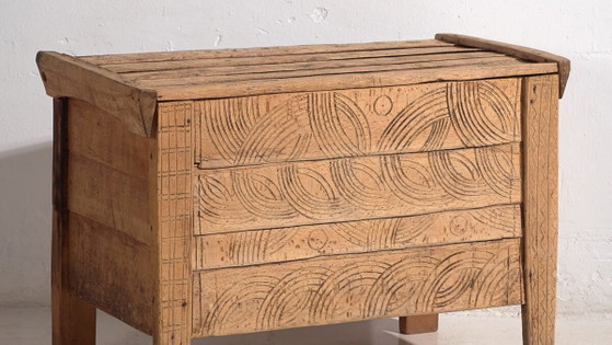 Antieke volksgesneden kist van grenenhout – Centraal-Europa, circa 1850 – Opbergkast, Rustic (photo 3 of 40)