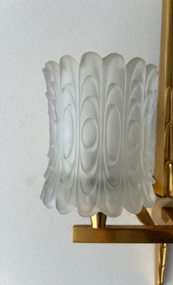 Image 1 of Paire d'appliques doubles laiton et verre moulé pressé sablé, Maison Arlus France 1950