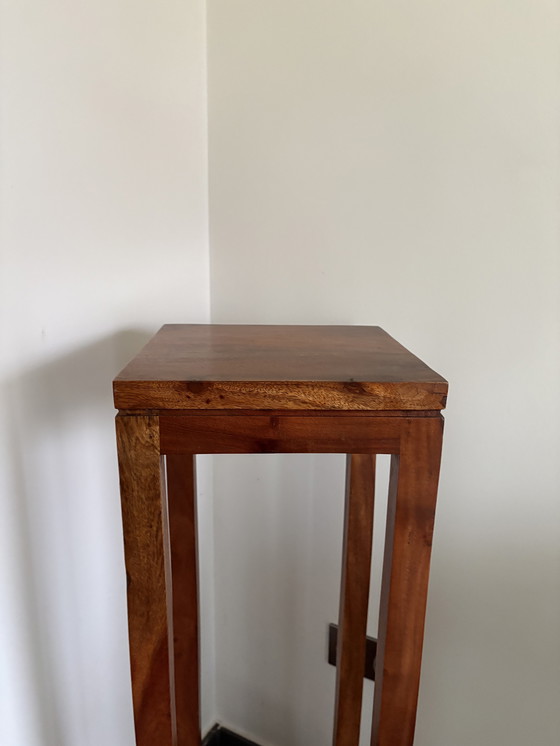 Image 1 of Mesa auxiliar alta/estante de columna de madera de teca antigua – Indonesia