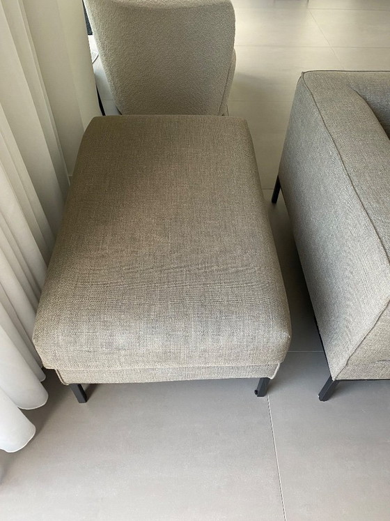Image 1 of Divano modello Aikon in stock con pouf/ottomana con gambe nere
