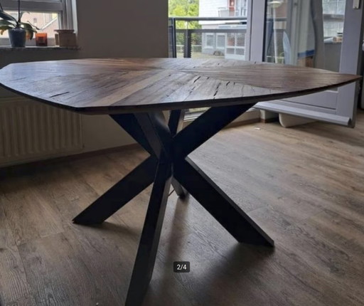 Tavolo robusto in teak con base in acciaio