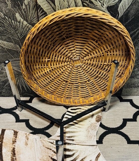 Image 1 of Table basse vintage de l'ère spatiale / Table basse avec base chromée et panier de lecture en rotin