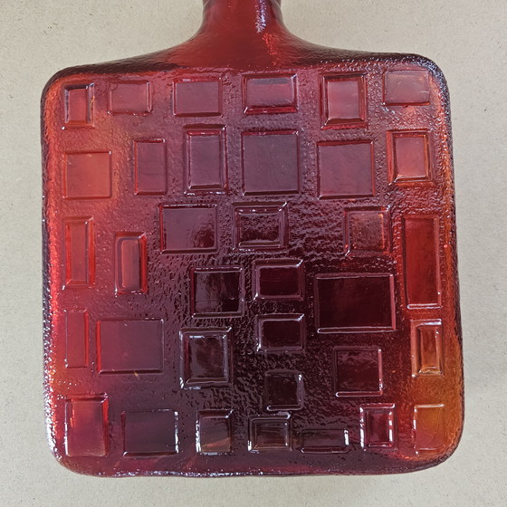 Image 1 of Vintage Italienische Rote Glas Karaffe mit Stopfen Empoli Glass 1960er-70er Jahre Dekoobjekt Relief geometrische Formen