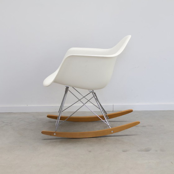 Image 1 of Vitra Poltrona Eames RE RAR | Bianco | Cromo