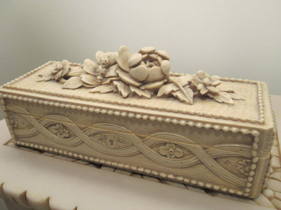 Image 1 of Imperio ivory-colored box with flowers