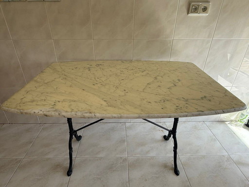 Vintage eettafel van wit marmer uit de jaren 80 - zwarte smeedijzeren poten