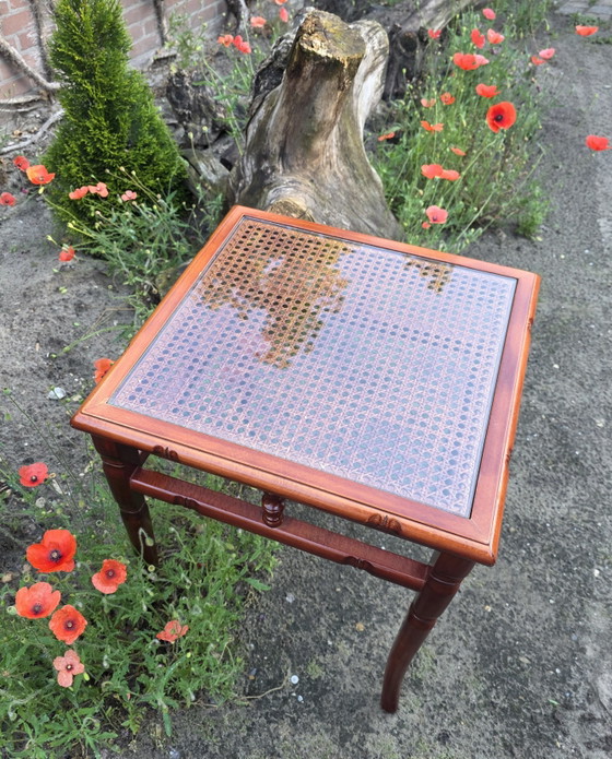 Image 1 of Vintage faux bamboo bijzettafel met glas en Weens vlechtwerk