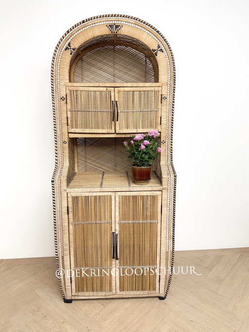Bibliothèque-armoire vintage bohème en rotin et osier, à arc.
