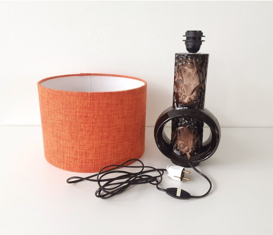 Image 1 of Base per lampada vintage in ceramica marrone scuro riccamente decorata degli anni '70 con un nuovo paralume fatto a mano; Fa