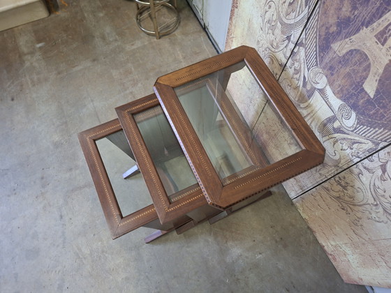 Image 1 of Set Mimi composto da tre pezzi in teak con bordi intarsiati e piani in vetro, dimensioni 48x38 cm e altezza 55 cm.