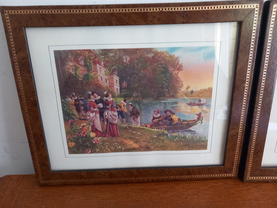 Image 1 of Coppia di cornici in radica di olmo e filetti decorati con perline – Scene di genere