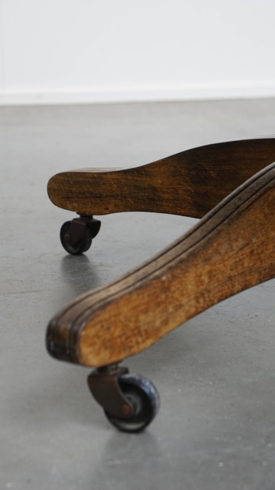 Image 1 of Rundleren en houten in hoogte verstelbare, swiffel en tilt chesterfield bureaustoel in een donkergroene kleur