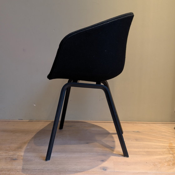 Image 1 of 2x Hay AAC 23 Acerca de una silla